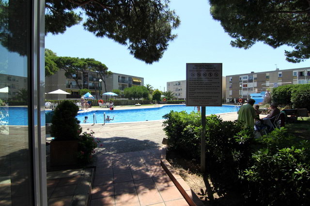 Piscina de los apartamentos PINE BEACH de Gav&agrave; Mar